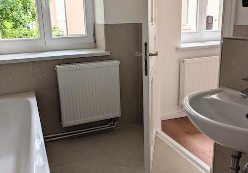 Modernes Bad mit Fenster