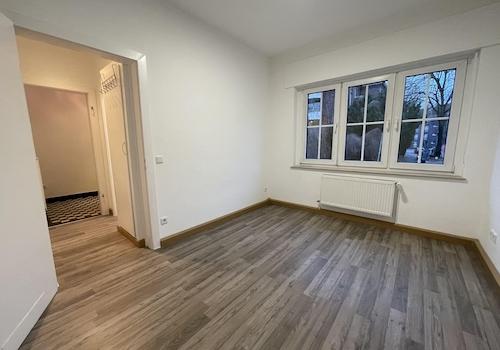 WG-Zimmer mit großem Fenster