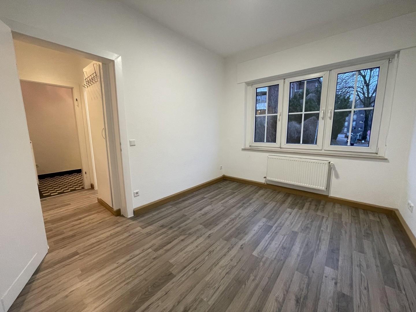 WG-Zimmer mit großem Fenster