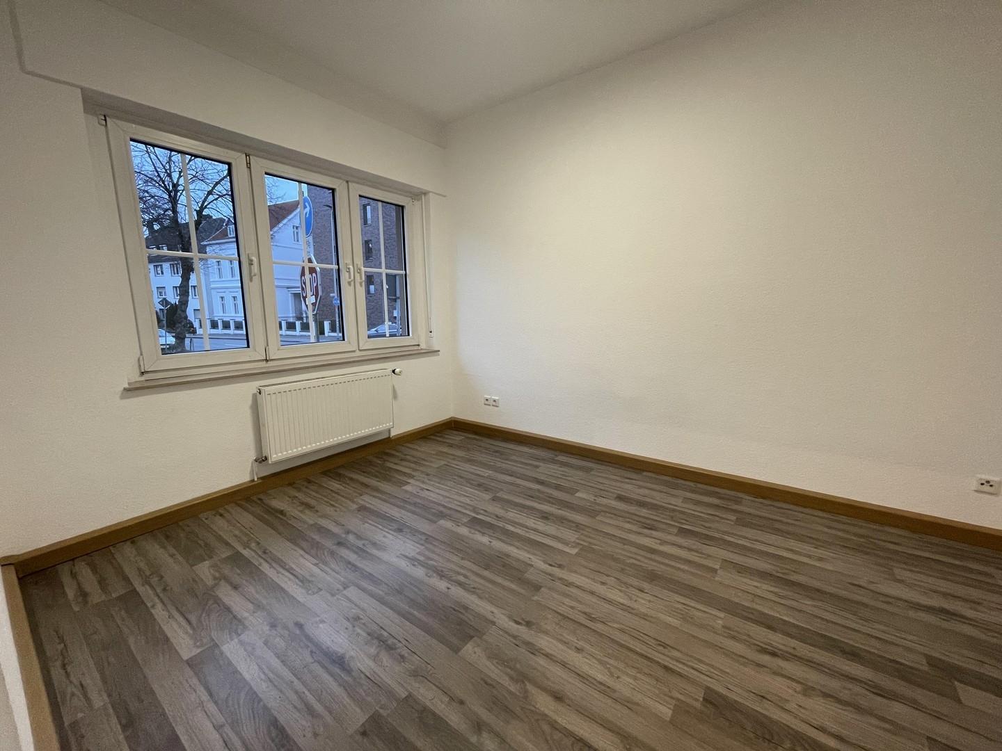 WG-Zimmer mit großem Fenster