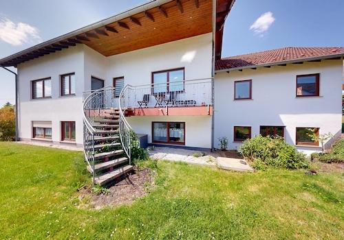 Südseite mit Balkon und Treppe in den Garten 