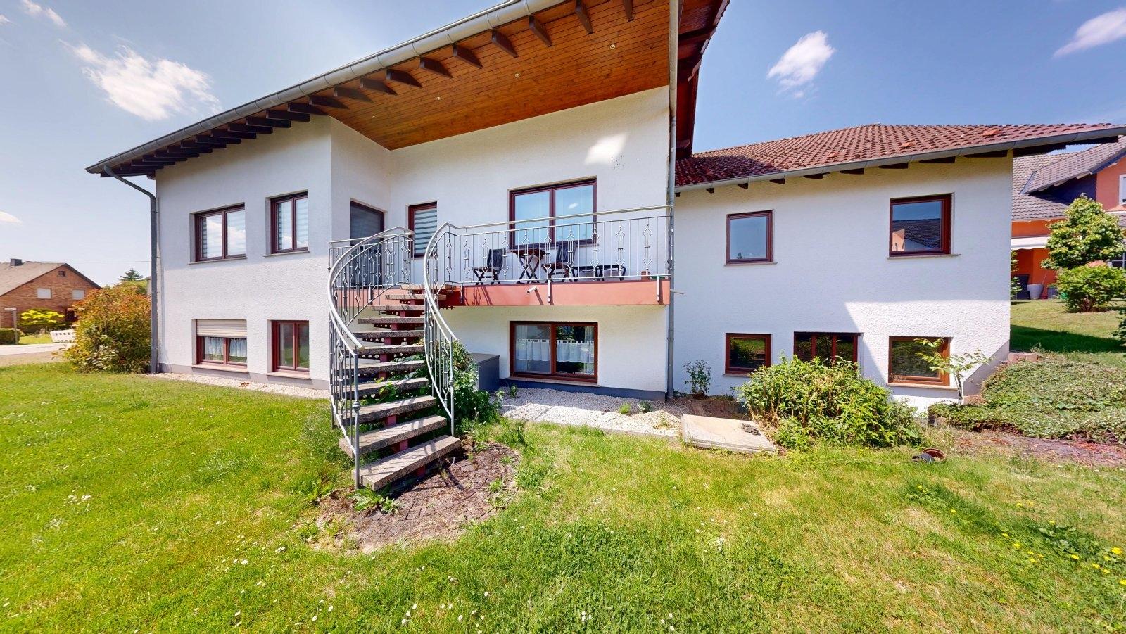Südseite mit Balkon und Treppe in den Garten 