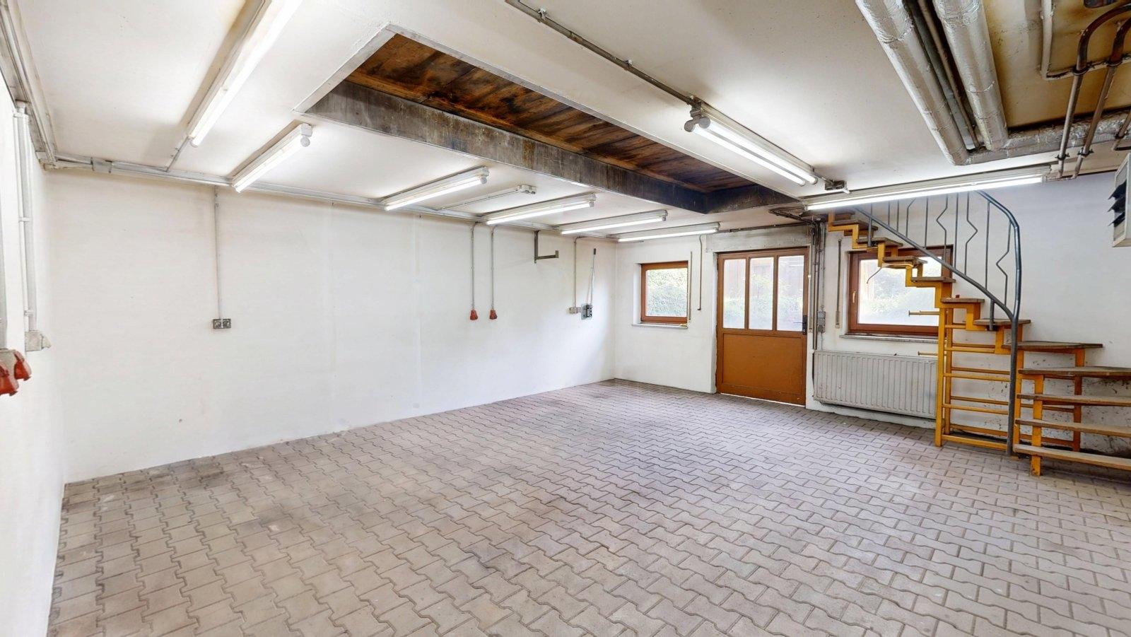 Werkstatt mit Verbindungstreppe zur Garage
