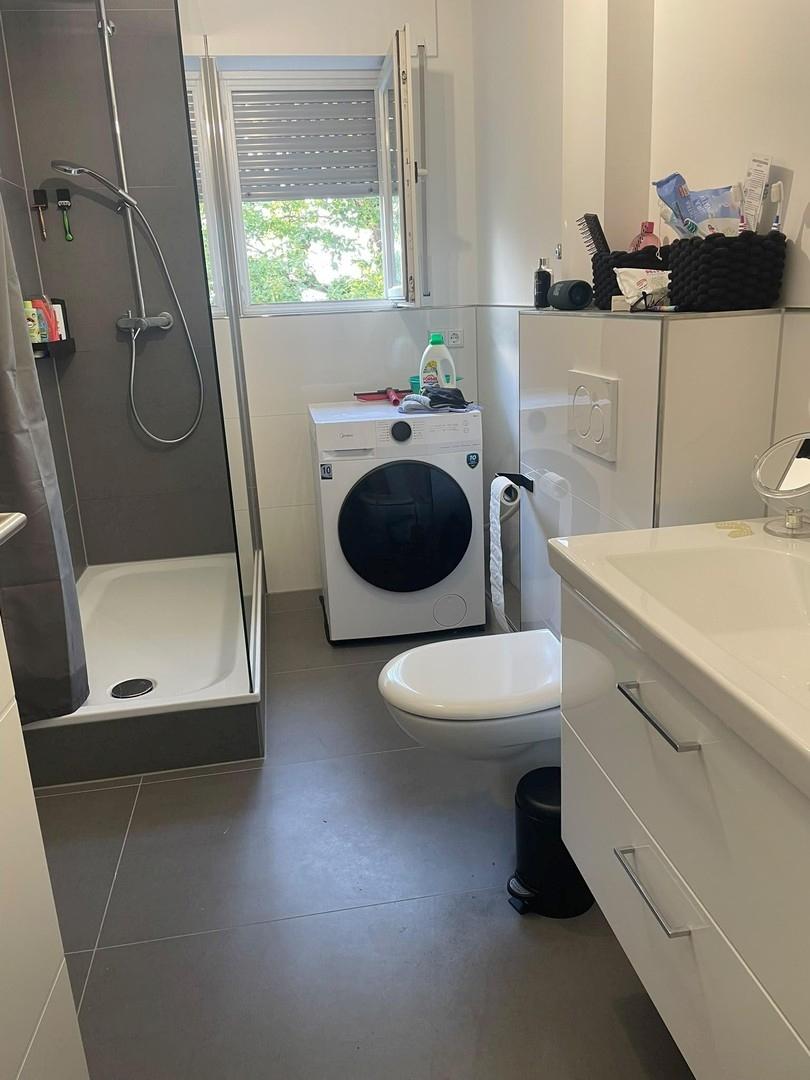 neues modernes Badezimmerr