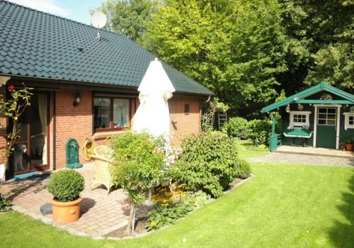 Terrassenplatz und Gartenhaus