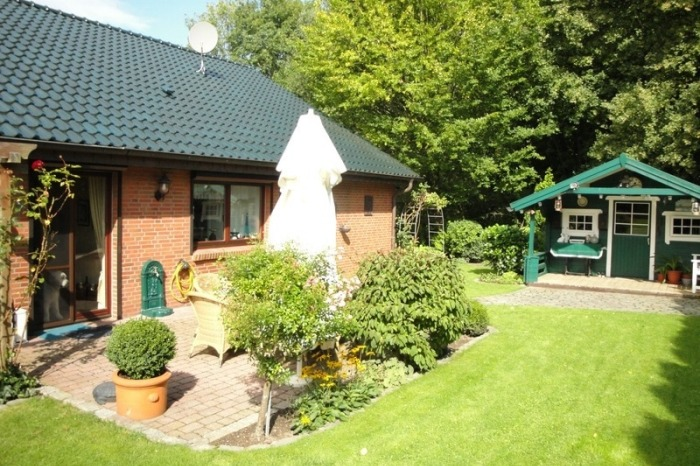 Terrassenplatz und Gartenhaus