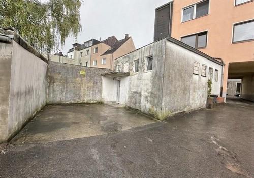 Parkplatz und Eingang