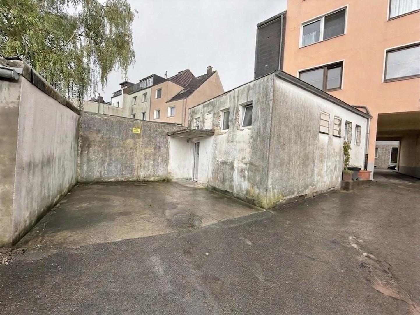 Parkplatz und Eingang