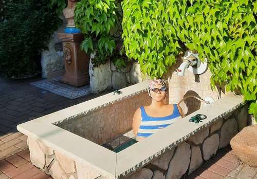 Basin mit Figur