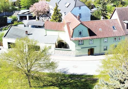 Haus mit Garagen