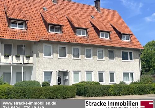 Gepflegte Vorderansicht mit neuer Haustür