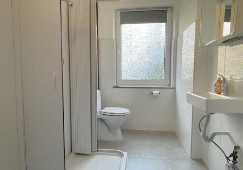 Gepflegtes helles Duschbad mit Fenster