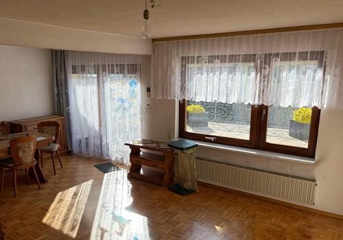 Wohnzimmer mit Zugang Terrasse
