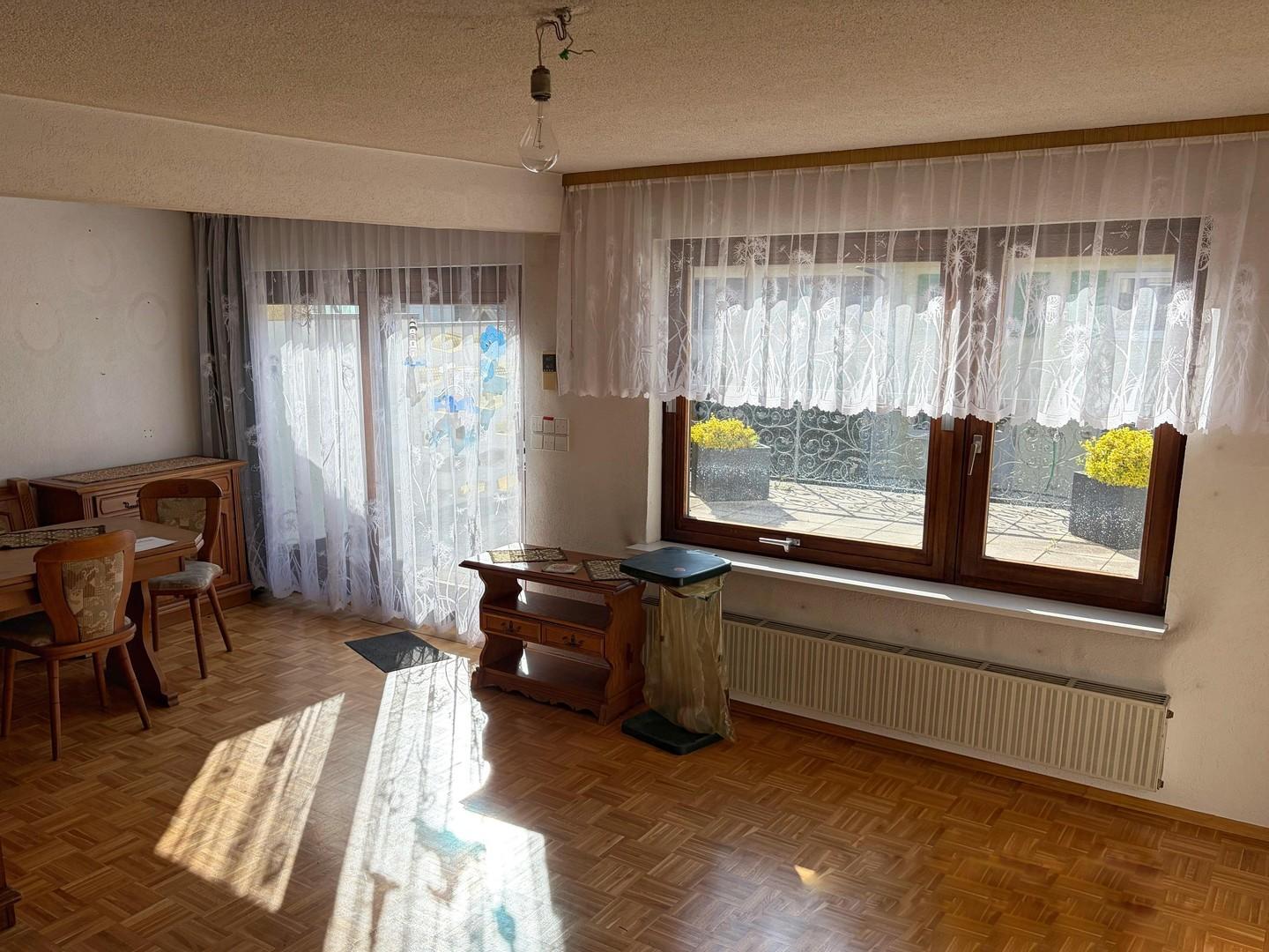 Wohnzimmer mit Zugang Terrasse