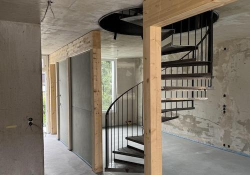 Wohn- und Esszimer mit Treppe