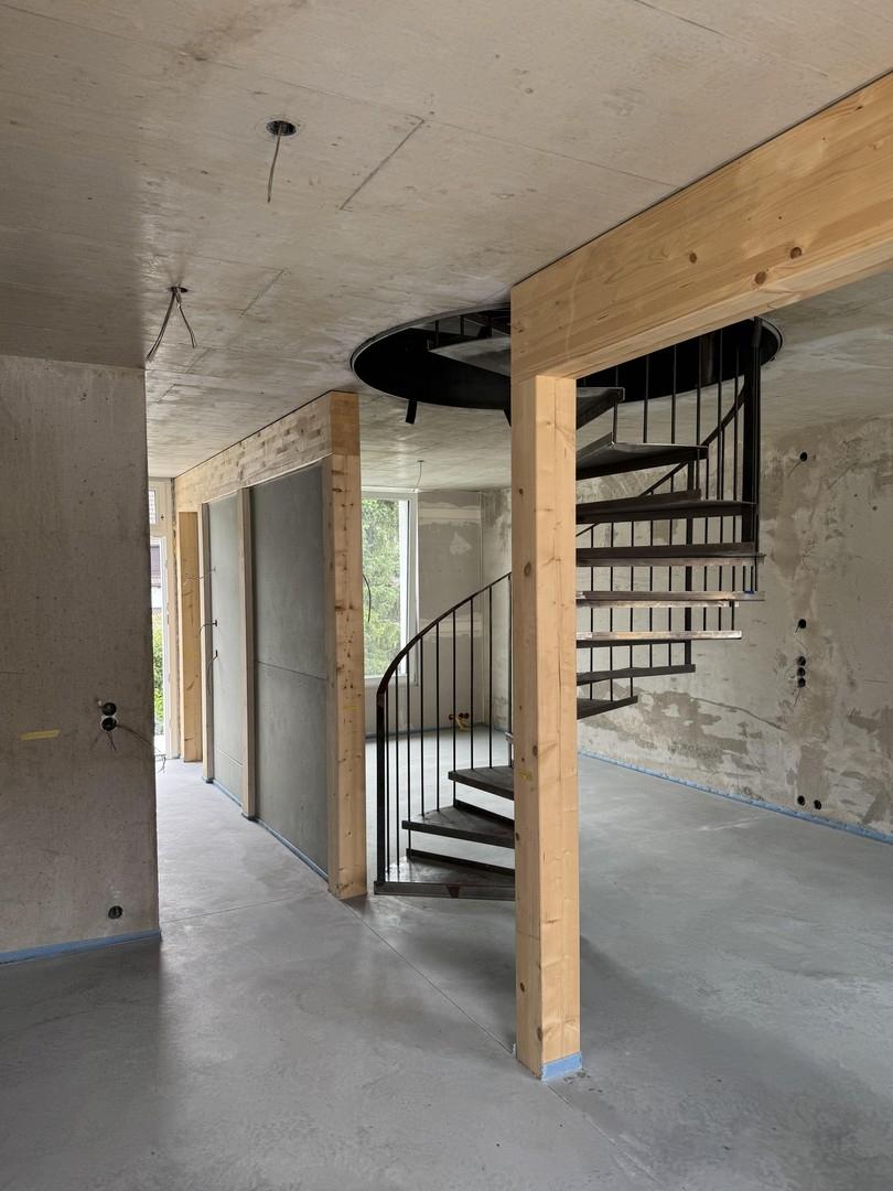 Wohn- und Esszimer mit Treppe