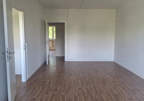 geräumiges Wohnzimmer
