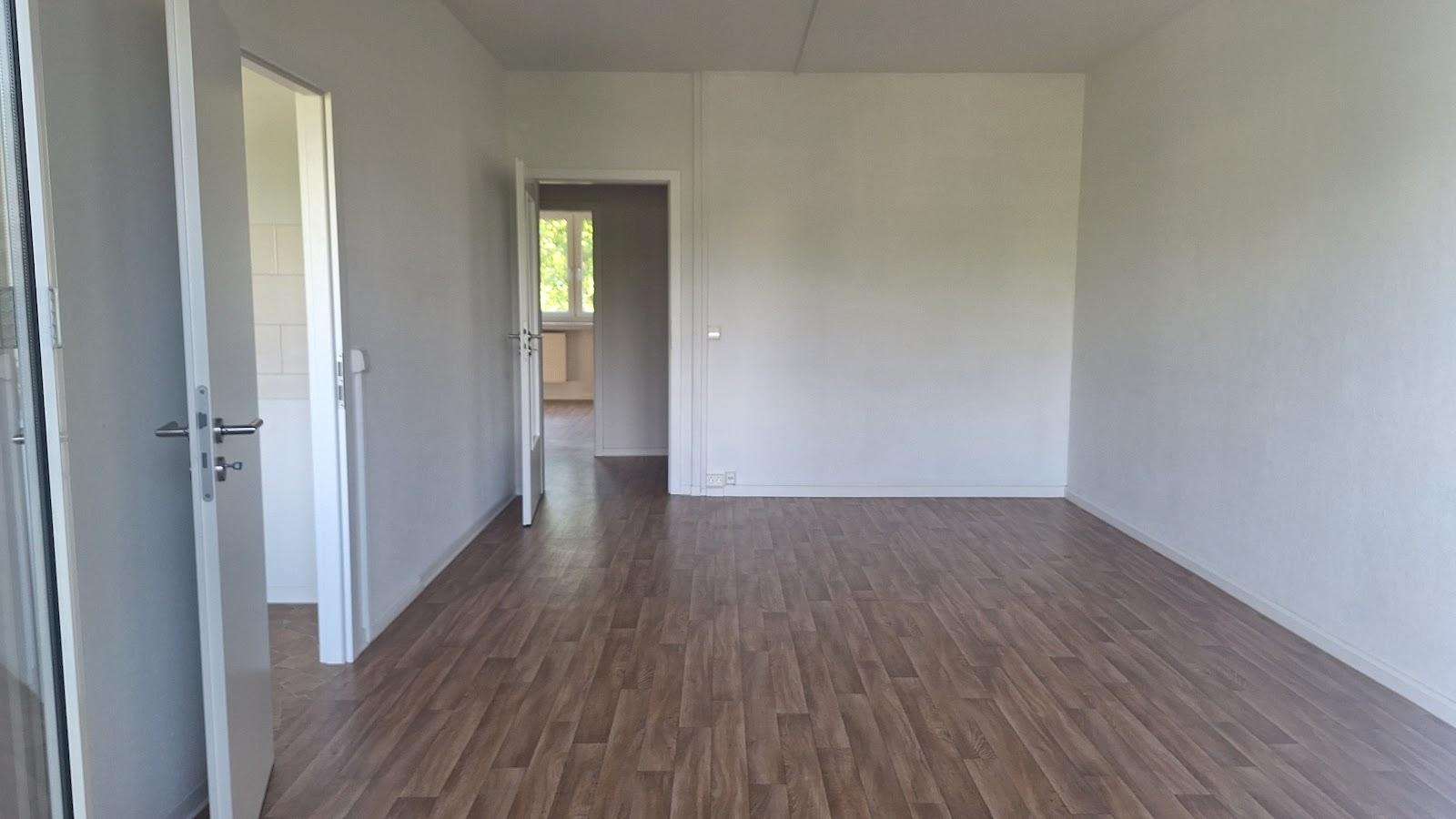 geräumiges Wohnzimmer