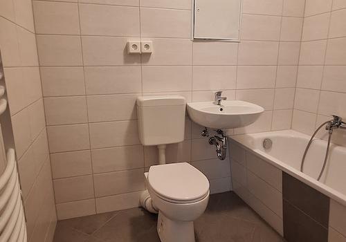 gefliestes Bad mit Wanne