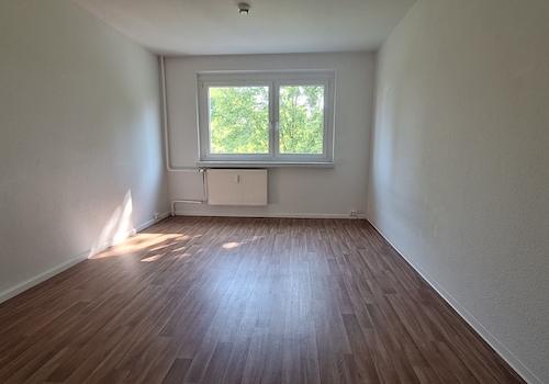Schlafzimmer mit Blick in den grünen Innenhof
