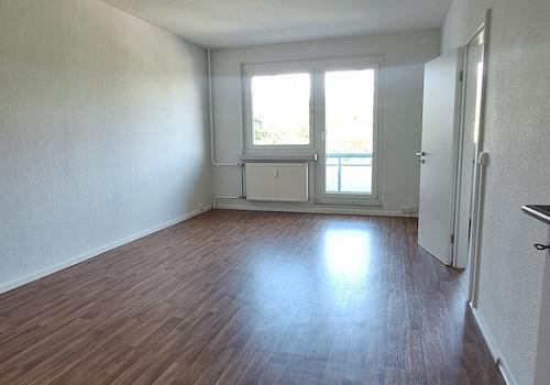 Wohnzimmer mit Balkonaustritt