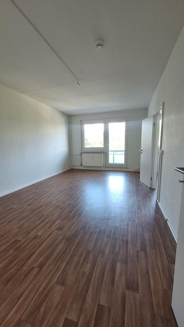 Wohnzimmer mit Balkonaustritt