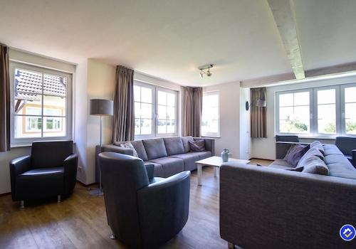 kaufen-freistehendes-ferienhaus-cochem-wohnzimmer-hell-und-geraeumig-recreatieadviseurs-vakantiehuistekoop-nl.jpg