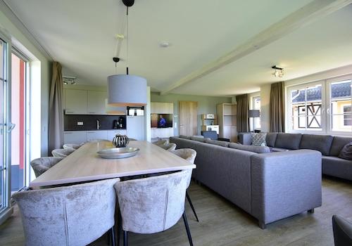 kaufen-freistehendes-ferienhaus-cochem-wohnzimmer-und-essbereich-recreatieadviseurs-vakantiehuistekoop-nl.jpg