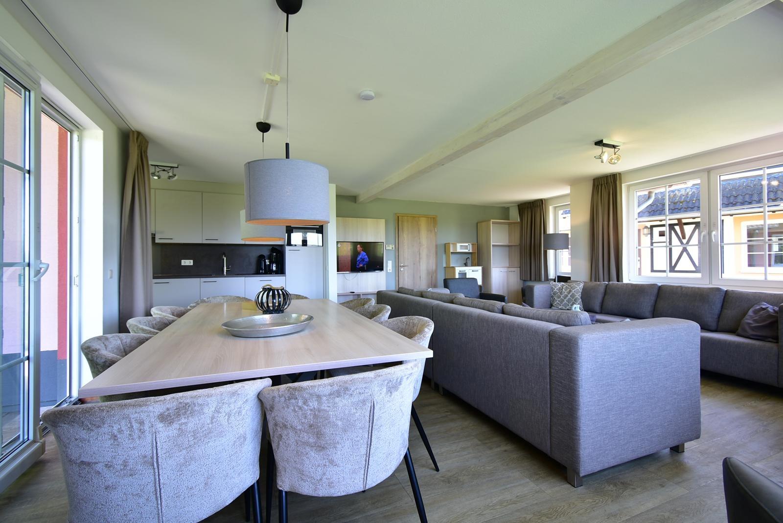 kaufen-freistehendes-ferienhaus-cochem-wohnzimmer-und-essbereich-recreatieadviseurs-vakantiehuistekoop-nl.jpg
