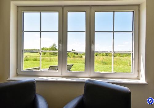 kaufen-freistehendes-ferienhaus-cochem-ausblick-wohnzimmer-golfplatz-recreatieadviseurs-vakantiehuistekoop-nl.jpg