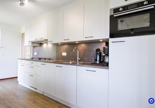 kaufen-freistehendes-ferienhaus-cochem-offene-kueche-modern-und-komplett-recreatieadviseurs-vakantiehuistekoop-nl.jpg