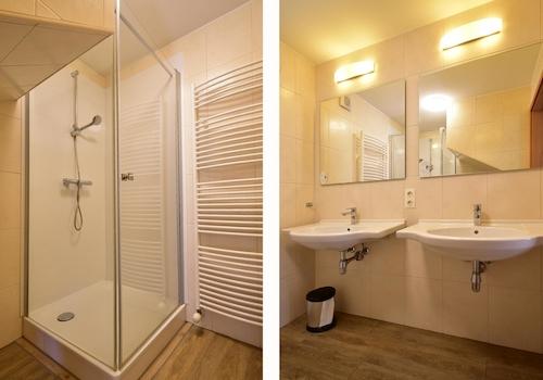 kaufen-freistehendes-ferienhaus-cochem-badezimmer-doppelwaschbecken-und-dusche-recreatieadviseurs-vakantiehuistekoop-nl.jpg