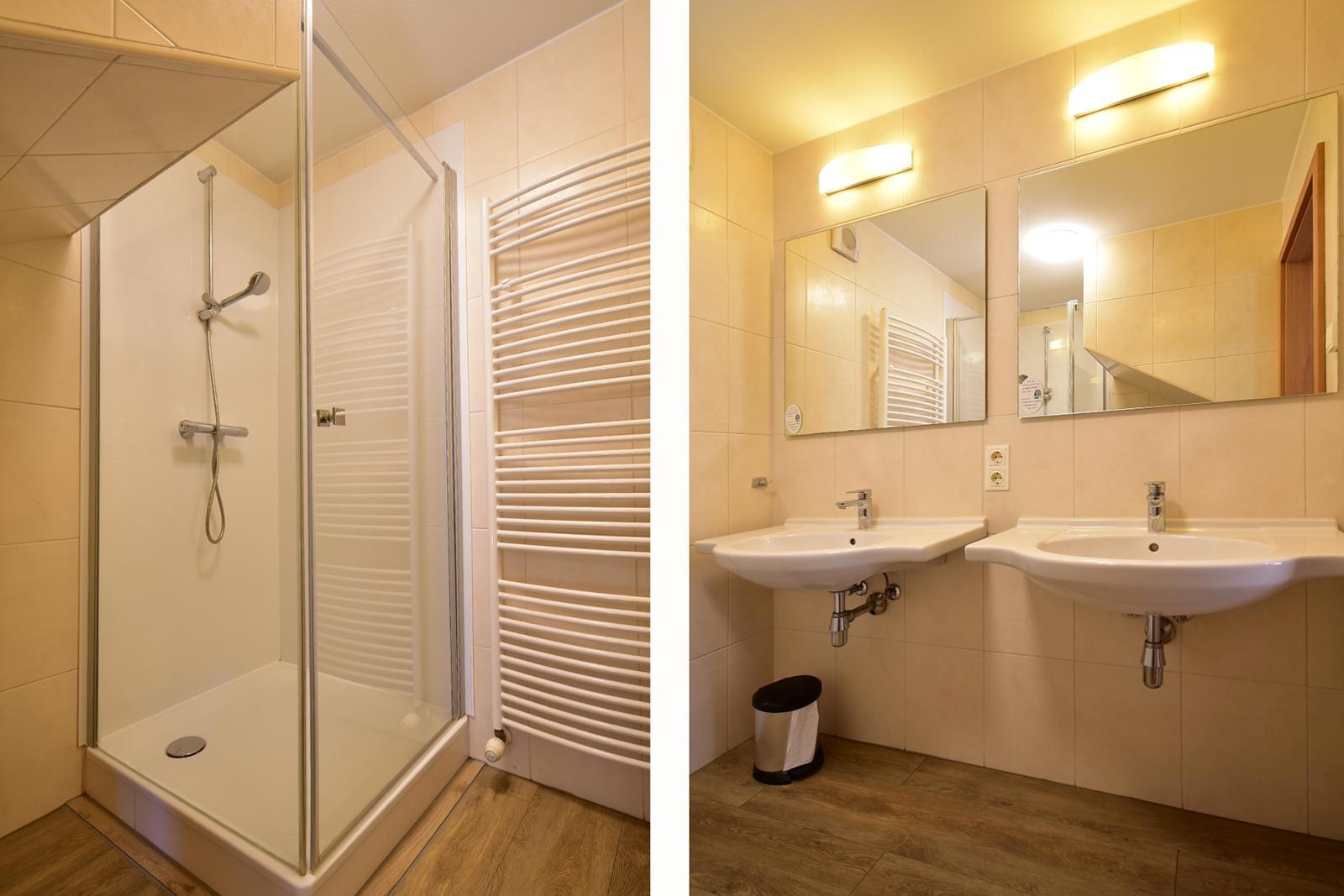 kaufen-freistehendes-ferienhaus-cochem-badezimmer-doppelwaschbecken-und-dusche-recreatieadviseurs-vakantiehuistekoop-nl.jpg