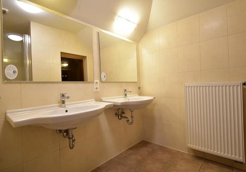 kaufen-freistehendes-ferienhaus-cochem-badezimmer-doppelwaschbecken-und-wellness-recreatieadviseurs-vakantiehuistekoop-nl.jpg