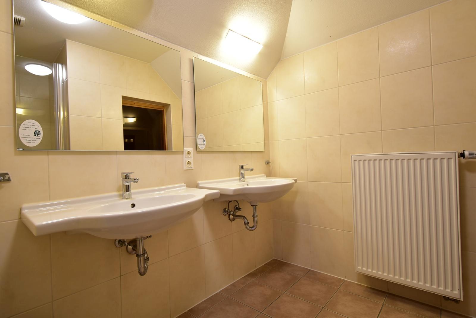 kaufen-freistehendes-ferienhaus-cochem-badezimmer-doppelwaschbecken-und-wellness-recreatieadviseurs-vakantiehuistekoop-nl.jpg
