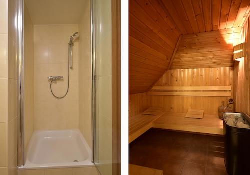 kaufen-freistehendes-ferienhaus-cochem-badezimmer-dusche-und-finnische-sauna-recreatieadviseurs-vakantiehuistekoop-nl.jpg