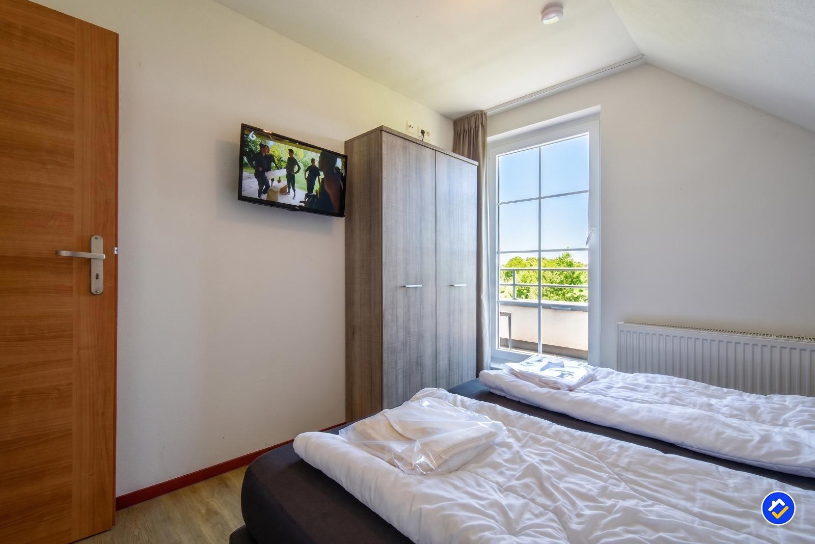 kaufen-freistehendes-ferienhaus-cochem-drittes-schlafzimmer-fernseher-und-balkon-recreatieadviseurs-vakantiehuistekoop-nl.jpg