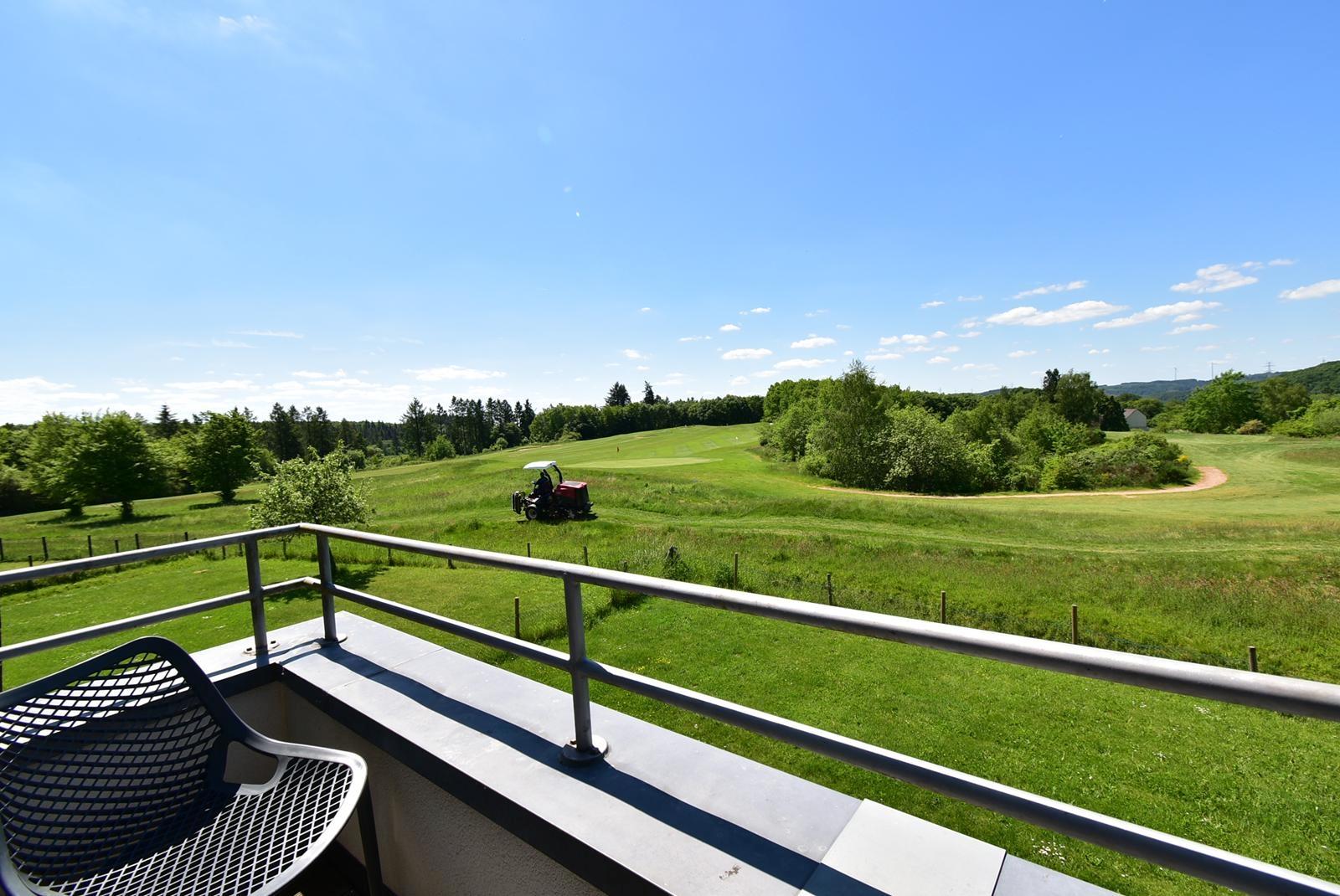 kaufen-freistehendes-ferienhaus-cochem-ausblick-balkon-und-golfplatz-recreatieadviseurs-vakantiehuistekoop-nl.jpg