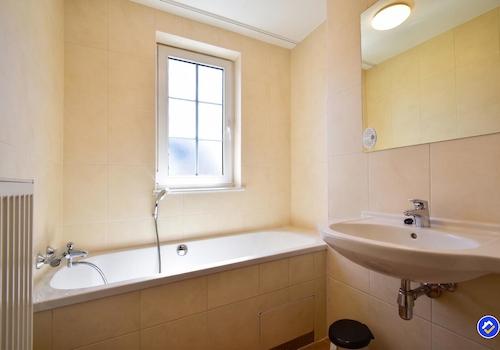 kaufen-freistehendes-ferienhaus-cochem-drittes-badezimmer-badewanne-und-waschbecken-recreatieadviseurs-vakantiehuistekoop-nl.jpg