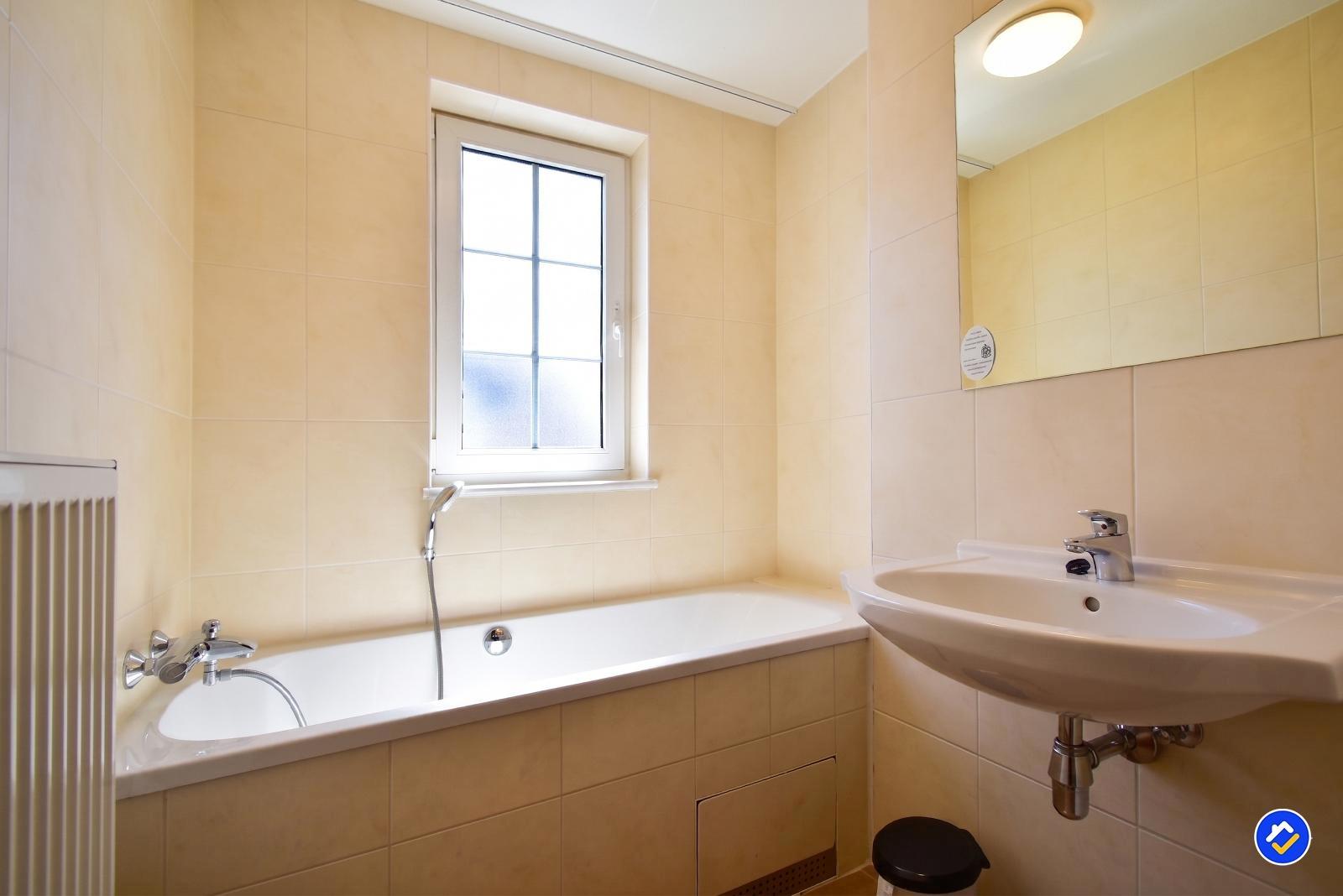 kaufen-freistehendes-ferienhaus-cochem-drittes-badezimmer-badewanne-und-waschbecken-recreatieadviseurs-vakantiehuistekoop-nl.jpg