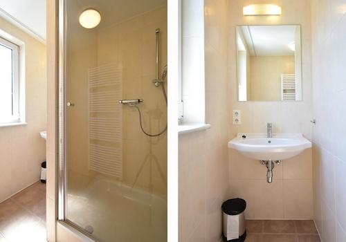 kaufen-freistehendes-ferienhaus-cochem-viertes-badezimmer-dusche-und-waschbecken-recreatieadviseurs-vakantiehuistekoop-nl.jpg