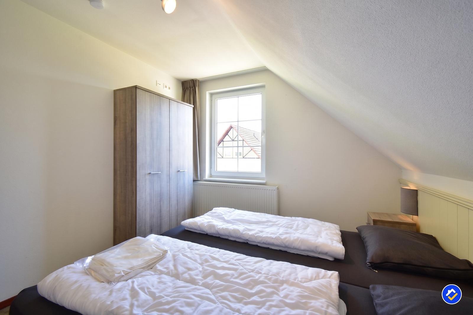 kaufen-freistehendes-ferienhaus-cochem-fuenftes-schlafzimmer-kleiderschrank-und-fenster-recreatieadviseurs-vakantiehuistekoop-nl.jpg