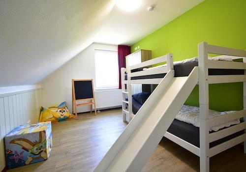 kaufen-freistehendes-ferienhaus-cochem-sechstes-schlafzimmer-etagenbett-und-rutsche-recreatieadviseurs-vakantiehuistekoop-nl.jpg