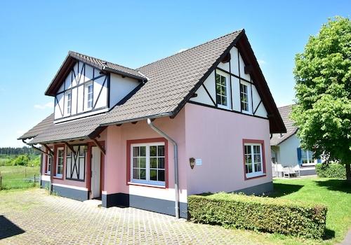 kaufen-freistehendes-ferienhaus-cochem-vorderseite-und-seitenansicht-blick-golfplatz-recreatieadviseurs-vakantiehuistekoop-nl.jpg