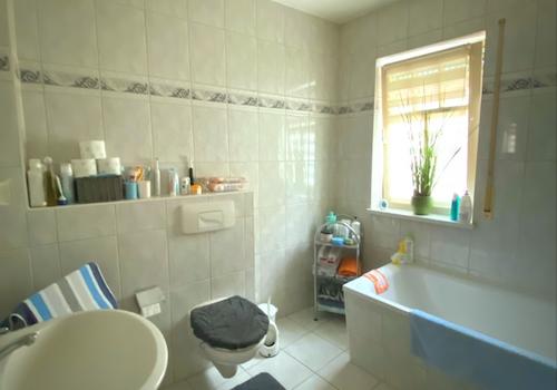 Tageslicht bad Bad mit Wanne  im 1. OG