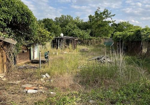 Gartenteil mit Unterstand