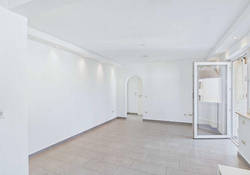 Blick von der Küche ins Wohnzimmer