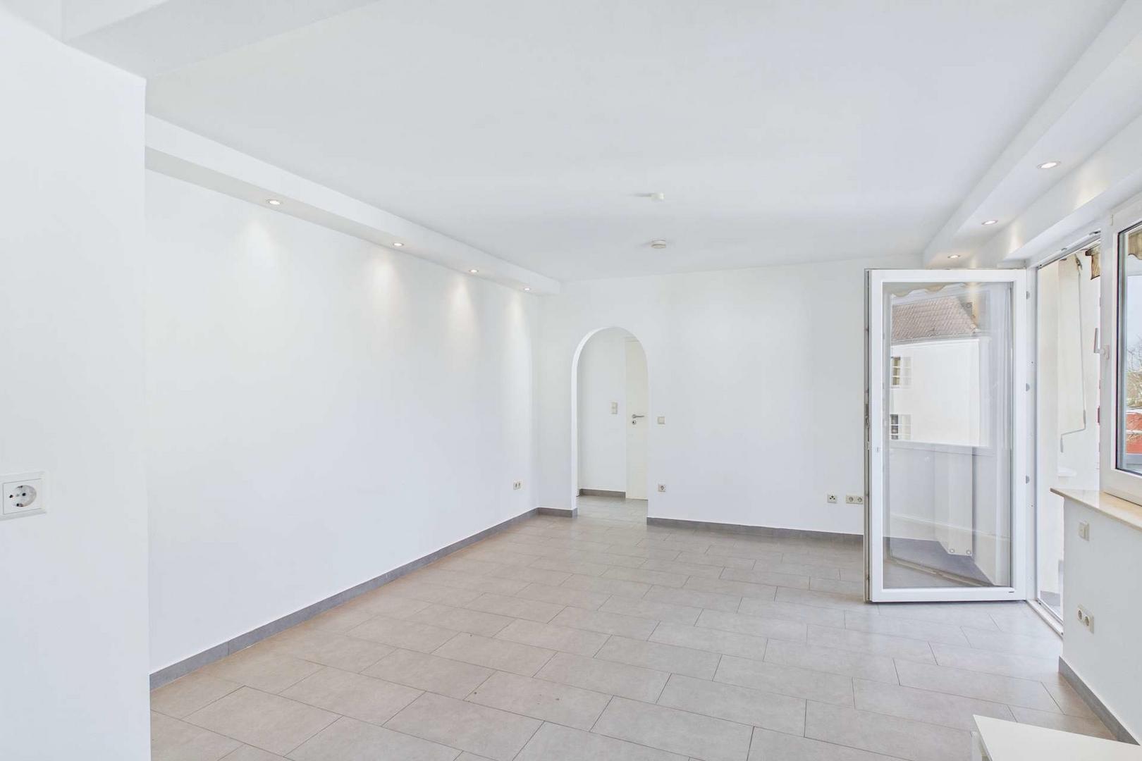 Blick von der Küche ins Wohnzimmer