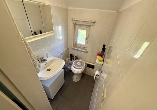 Wohnung 2: Gäste-WC (OG)