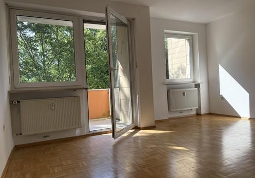 Wohnzimmer und Balkon